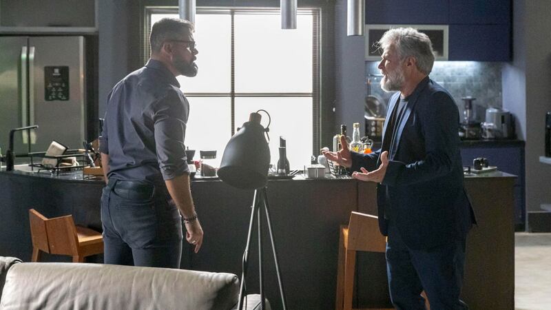 Fuzuê: César (Leopoldo Pacheco) diz a Pascoal (Juliano Cazarré) que se lembrou da briga que tiveram antes dele decolar no avião