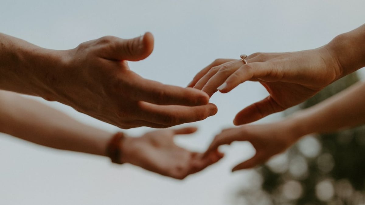 Jugar con los dedos de una persona es un gesto que oculta un mensaje muy especial