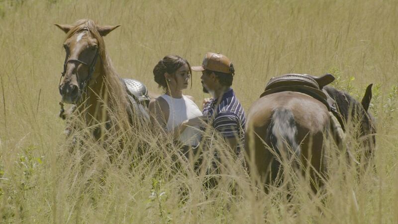 Na novela Renascer, o clima esquenta entre Eliana e Damião durante passeio pela fazenda