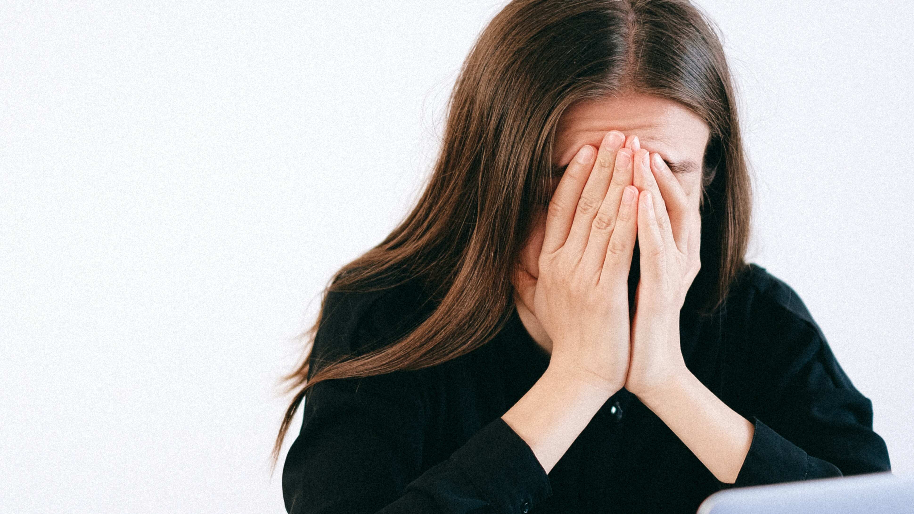 Mulher estressada com o trabalho
