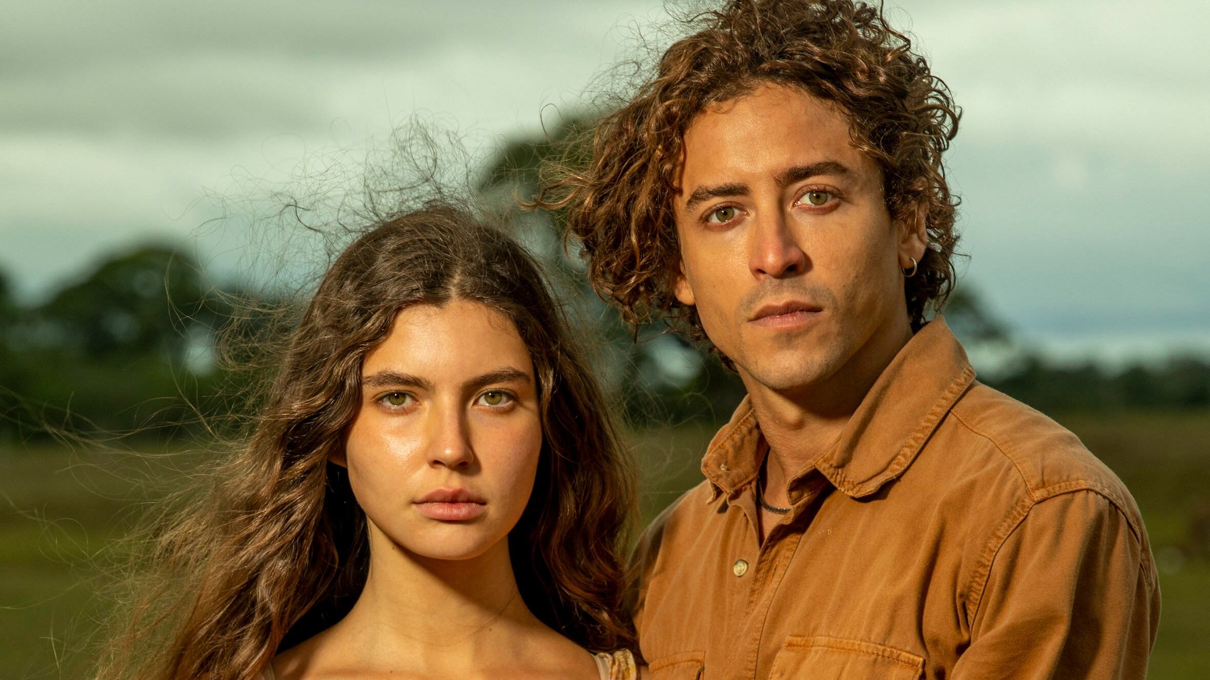 Com final feliz, Juma (Alanis Guillen) e Jove (Jesuíta Barbosa) terminam "Pantanal" ao lado da filha