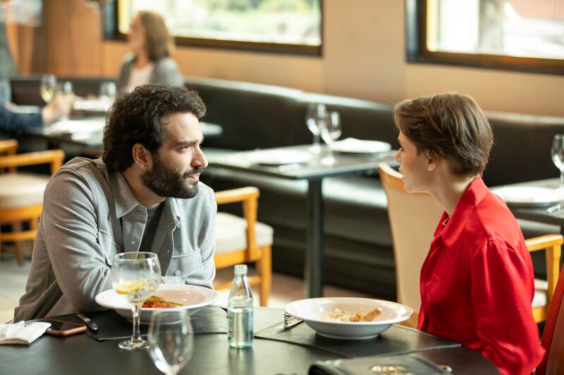 Em "Todas as Flores", Rafael (Humberto Carrão) não imagina que é traído por Vanessa (Leticia Colin)