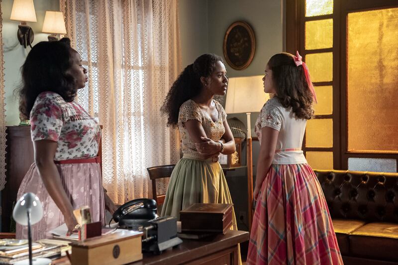 Beatriz (Duda Santos) e Bia (Maisa) brigam em mais uma cena de Garota do Momento por causa de Beto (Pedro Novaes)