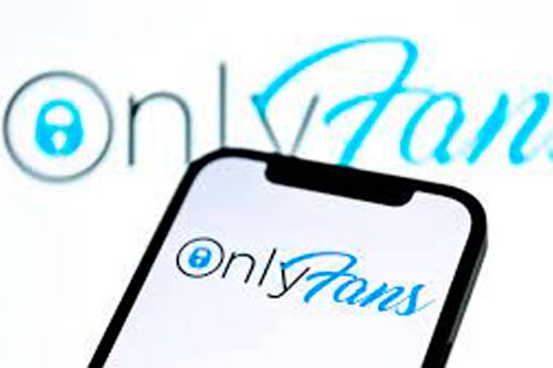 Jovem se esconde na casa de uma modelo de OnlyFans para tirar fotos íntimas