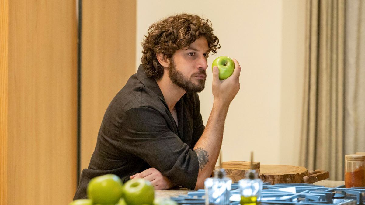 Mavi (Chay Suede) fica em posição fetal ao descobrir que Mércia (Adriana Esteves) vai vender o resort na reta final de Mania de Você