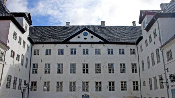 O local é o Castelo de Dragsholm, que fica na na Zelândia, na Dinamarca. A construção tem cerca de 800 anos e ganhou o título de um dos castelos mais assombrados da Europa.