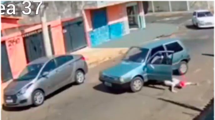 Motorista cai de carro em movimento