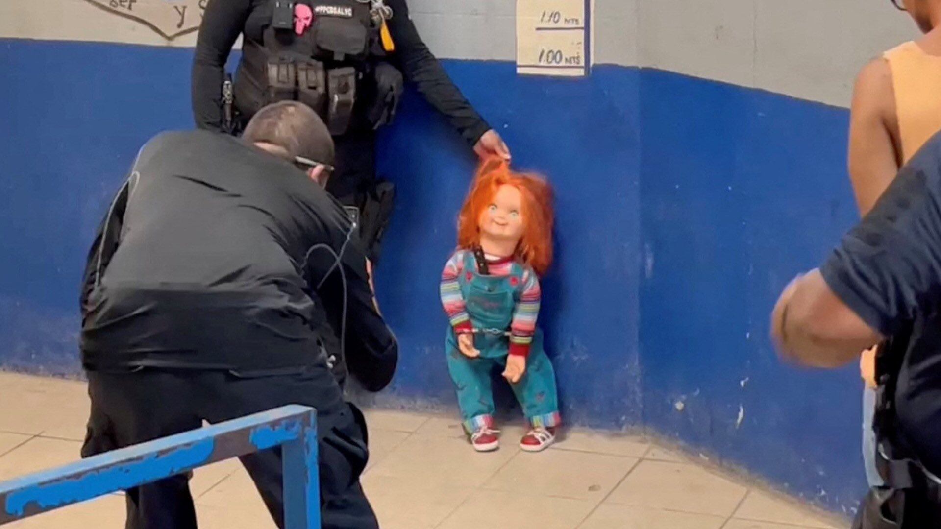 Chucky é 'preso' no México segurando arma de verdade