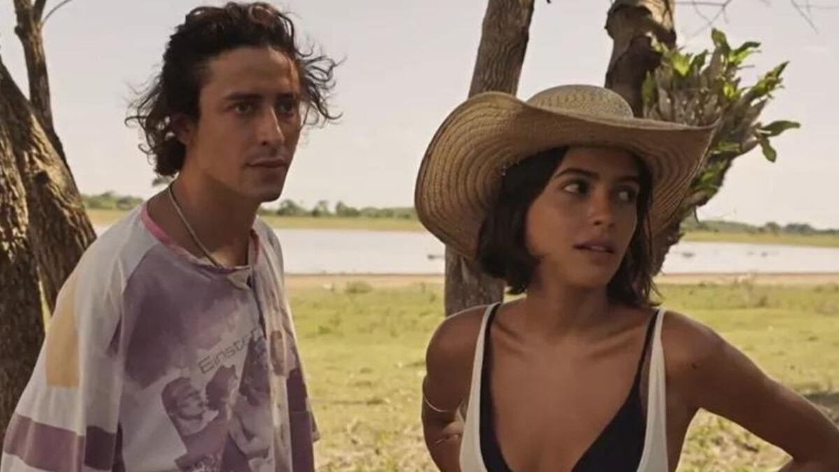 Jove (Jesuita Barbosa) e Guta (Julia Dalavia) em cena da novela Pantanal