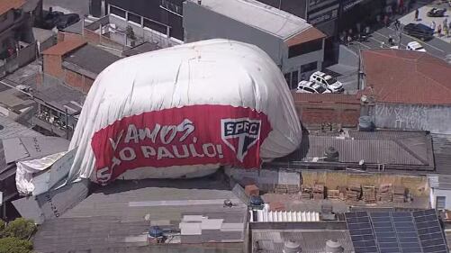 Dirigível com símbolo do SPFC caiu sobre casas em Osasco
