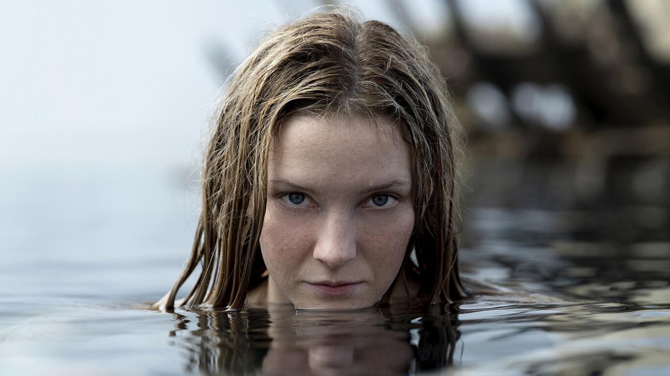 Começando em um tempo de relativa paz, a série segue um elenco de personagens, tanto conhecidos quanto novos, enquanto eles enfrentam o temido ressurgimento do mal na Terra-média.