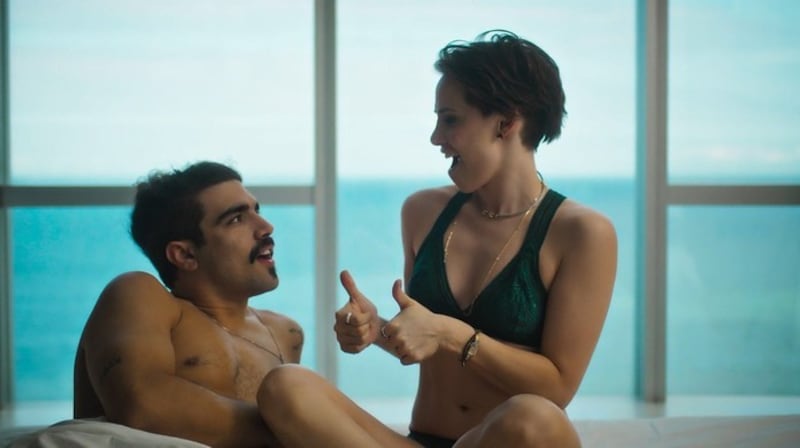 Química entre Caio Castro e Letícia Collin é fator determinante para sucesso do casal em "Todas as Flores"