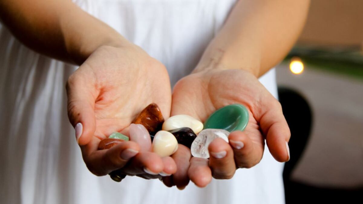 Los cuarzos que no deben faltar en tu cartera para la buena suerte y la abundancia