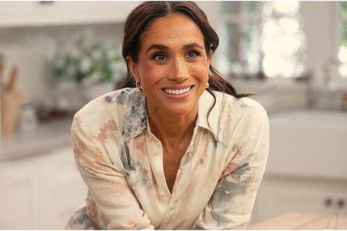 Meghan Markle reaparece com Lilibet e detalhe surpreendente no look da filha chocou as redes