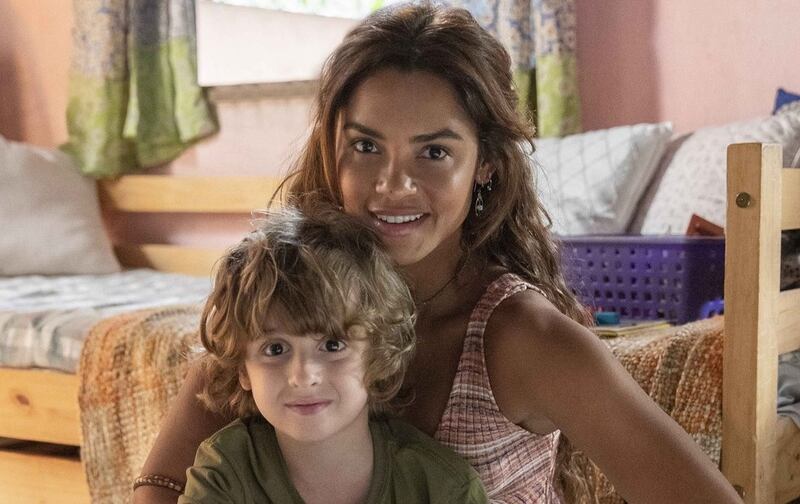 Brisa (Lucy Alves) e o filho Tonho (Vicente Alvite) em "Travessia"