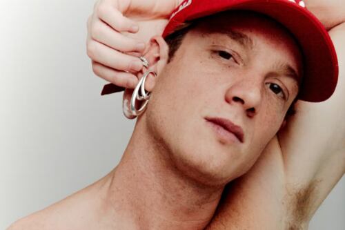 Pedro Novaes critica o estereótipo do “machão conquistador” e valoriza a autenticidade