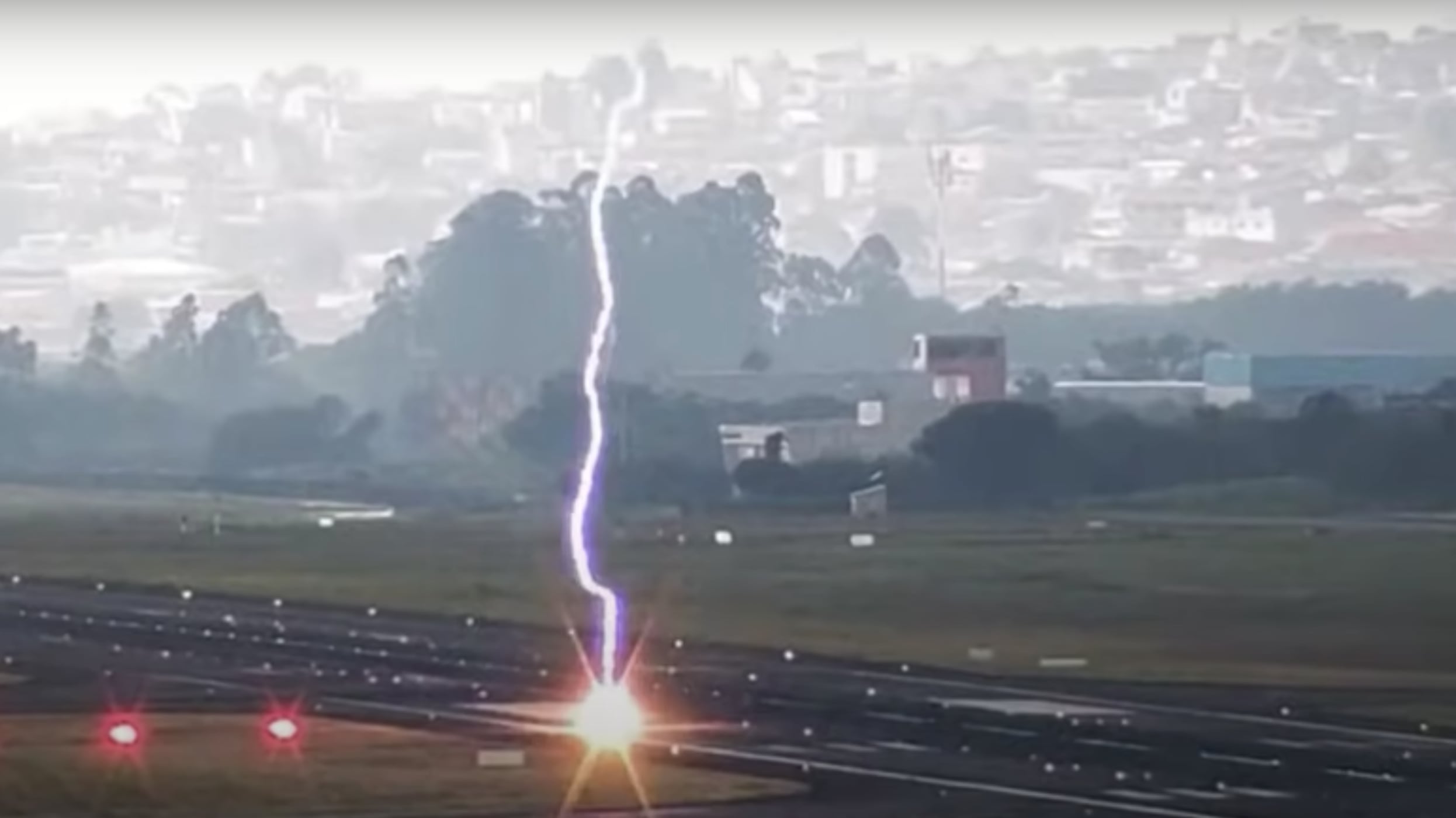 Vídeo impressionante registra momento exato em que raio atinge pista do Aeroporto de Guarulhos.