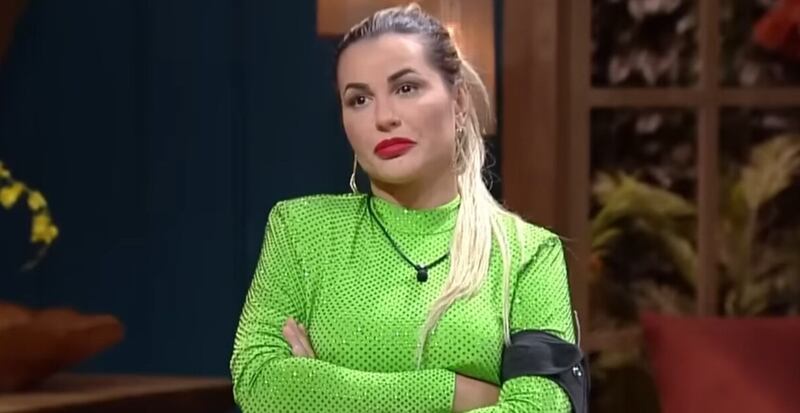 Deolane Bezerra fez aniversário em "A Fazenda 14", mas Adriane Galisteu esqueceu