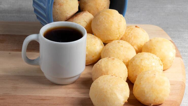 Receita de pãozinho de queijo com massa de tapioca que leva apenas 3 ingredientes