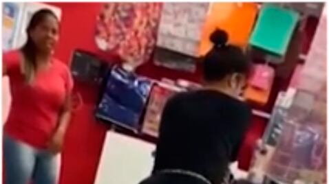 Mulher faz ataques racistas contra funcionária em loja de departamento