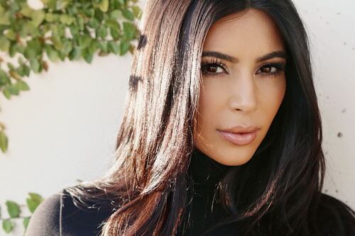 Tratamento facial com esperma de salmão? O tratamento de beleza viral realizado por Kim Kardashian