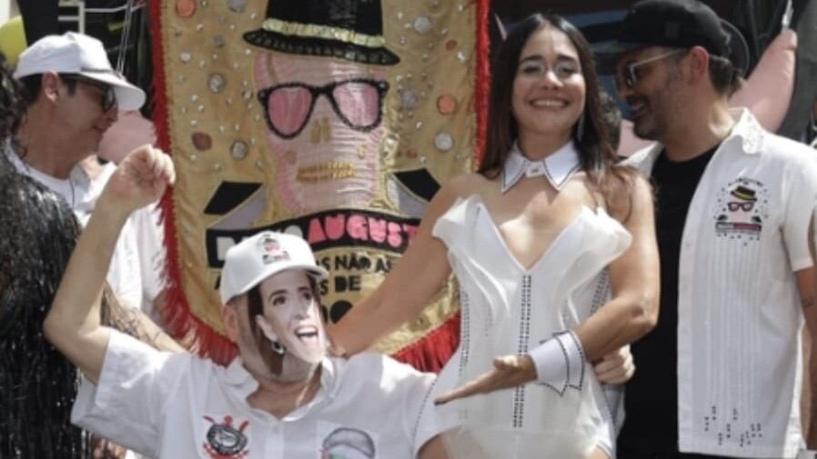 Carnaval de SP: Marcelo Rubens Paiva curte o bloco Acadêmicos do Baixo Augusta antes, com Alessandra Negrini, antes de ser atingido por uma lata de cerveja e uma mochila