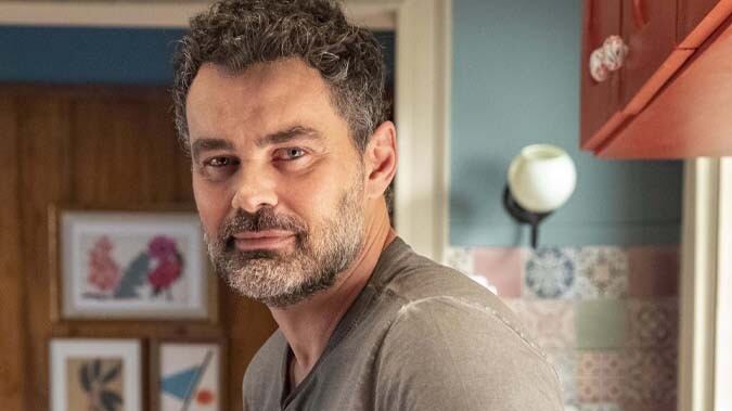 Cara e Coragem: Alfredo (Carmo Dalla Vecchia) vai parar no hospital e Pat (Paolla Oliveira) fica aflita