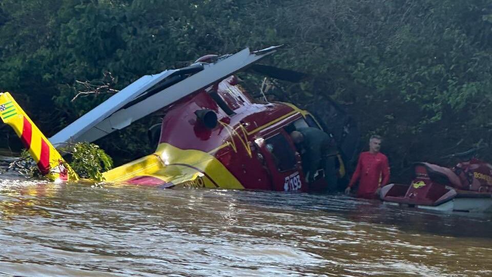 Helicóptero dos bombeiros realiza pouso forçado no Rio Araguaia