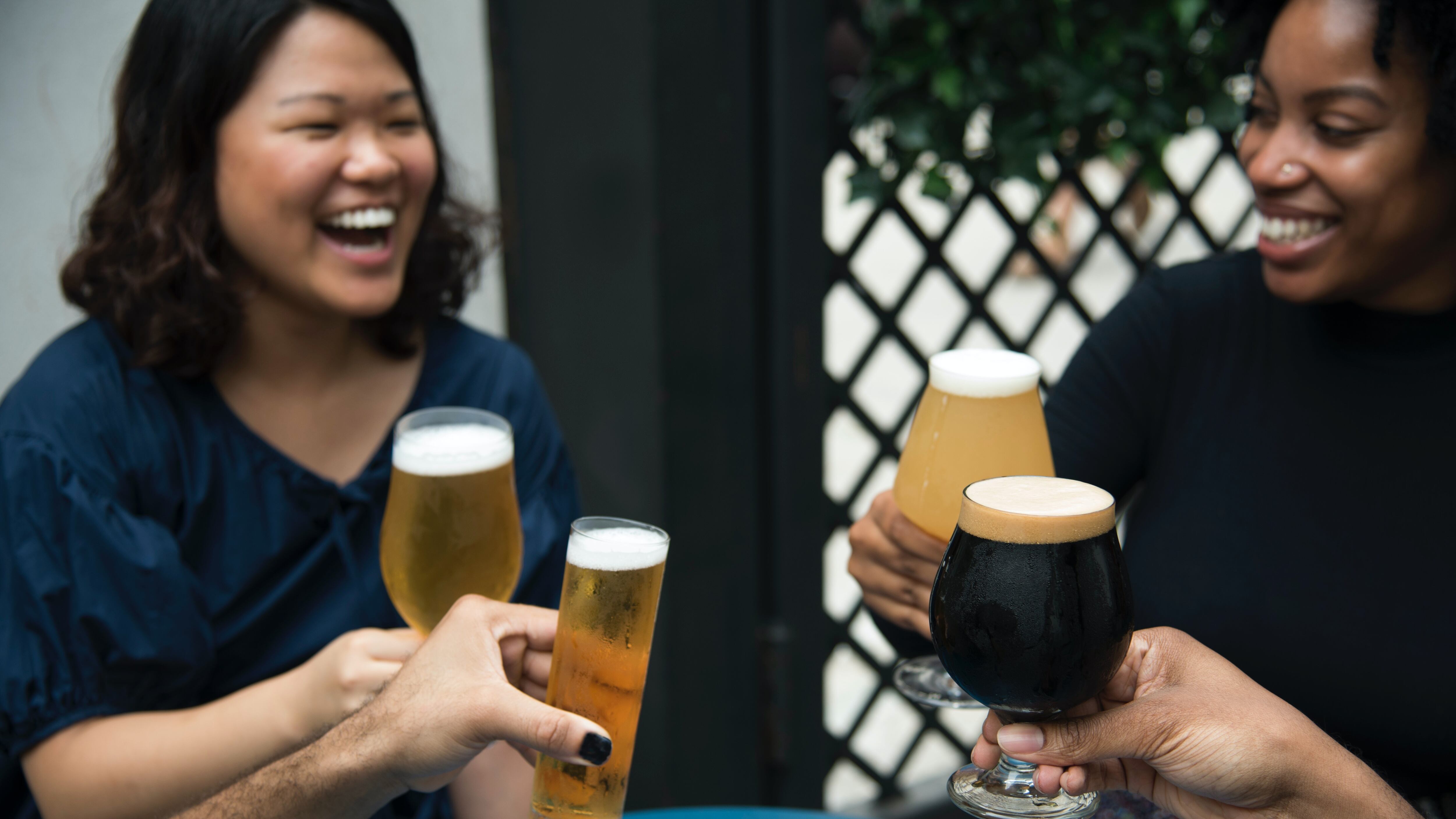 Pessoas bebendo cerveja