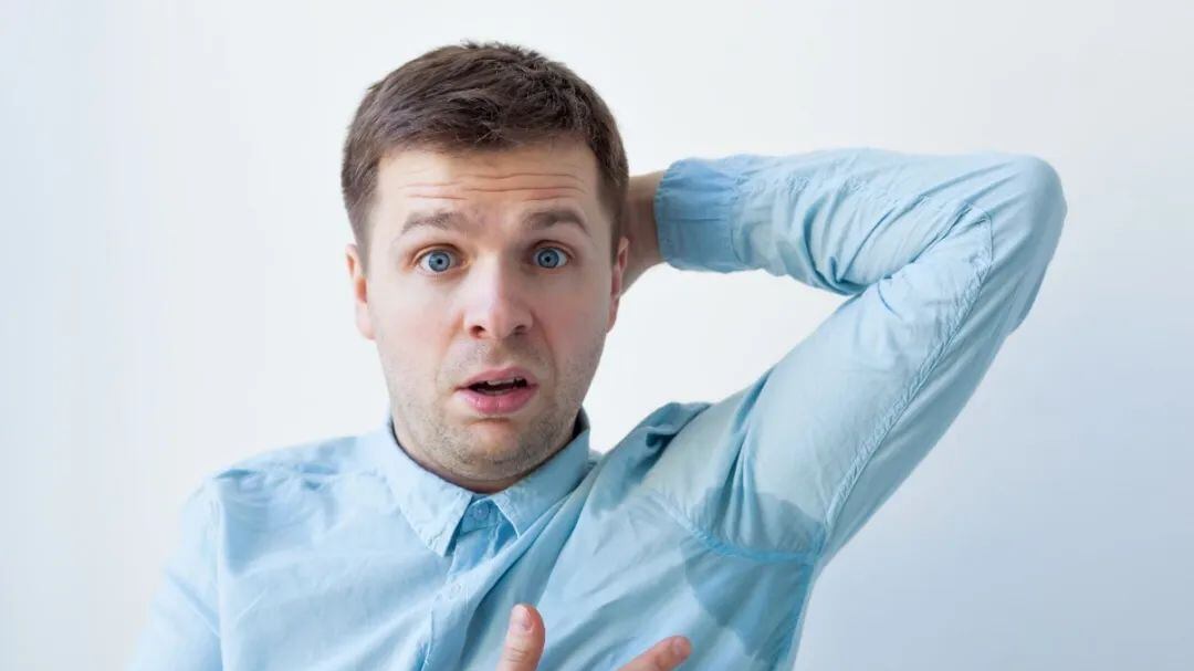 Quer eliminar as manchas de desodorante de camisetas? Com esta misturinha caseira você pode!