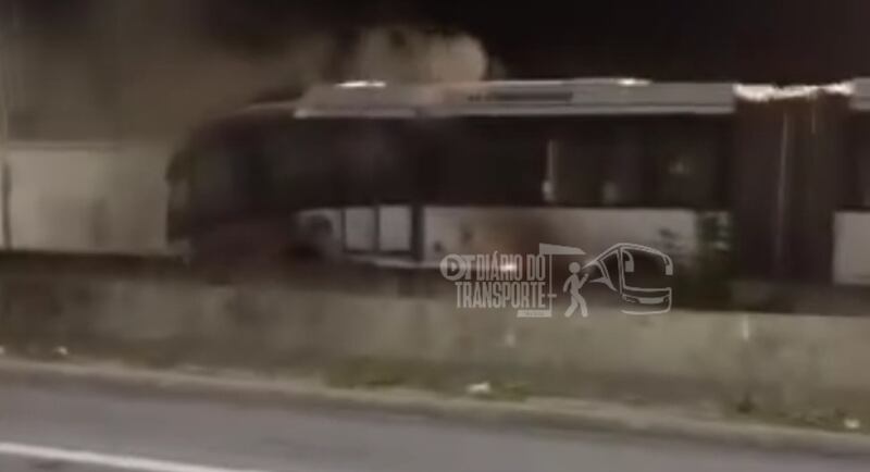 Veículo é da empresa Suzantur.