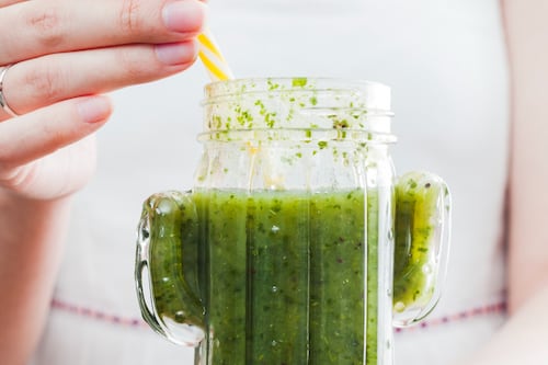 Com kiwi, espinafre e alface: o suco perfeito que vai ajudar você a perder peso