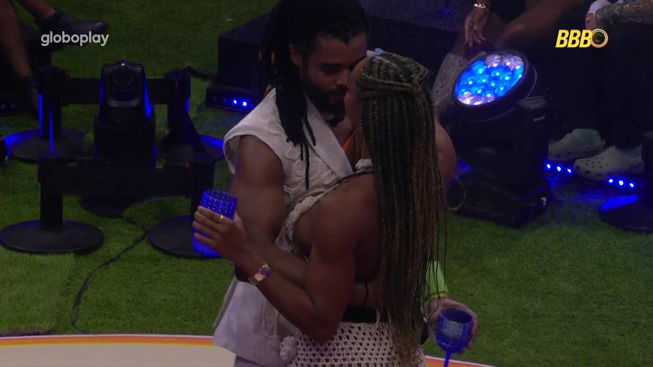 Diogo Almeida e Aline dão primeiro beijo do BBB 25