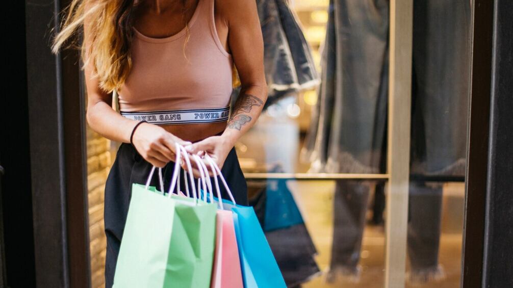 Mujer con bolsas de papel