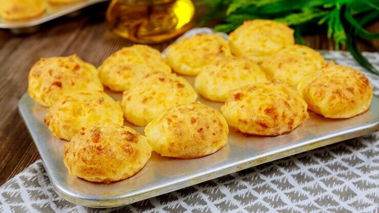 Receita de pãozinho tapioca com queijo feito na frigideira com apenas 4 ingredientes