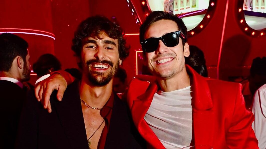 De férias de Mania de Você, Nicolas Prates aproveita o Baile da Vogue ao lado de Brenno Leoni