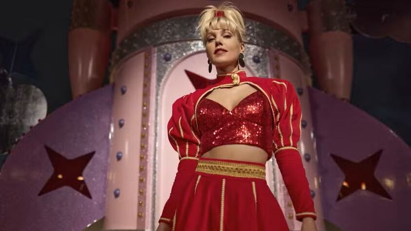 Pâmela Tomé caracterizada como Xuxa para minissérie 'Senna', da Netflix