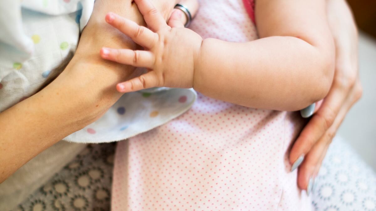 Mãe se irrita sobre observação de seus vizinhos sobre forma como ela amamenta seu filho