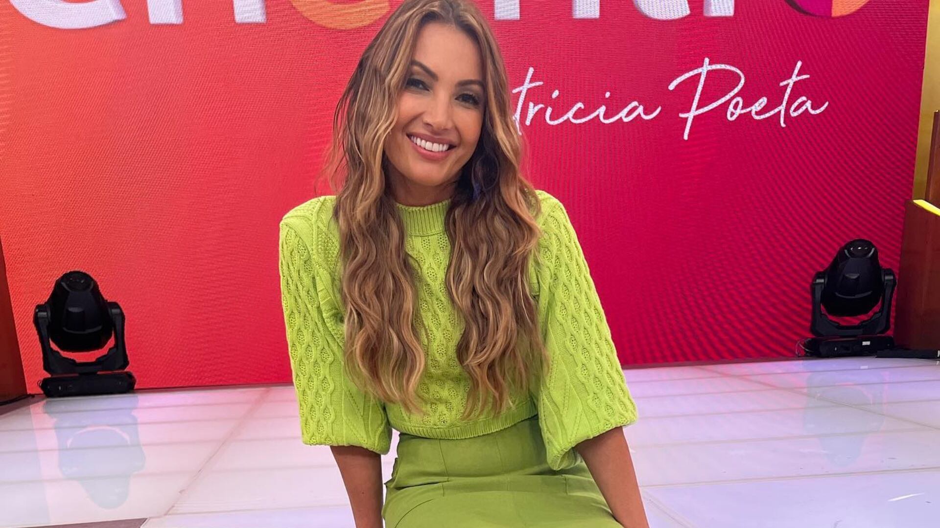 Antes de dormir, Patrícia Poeta aparece nas redes sociais escolhendo qual capítulo vai assistir de Todas as Flores