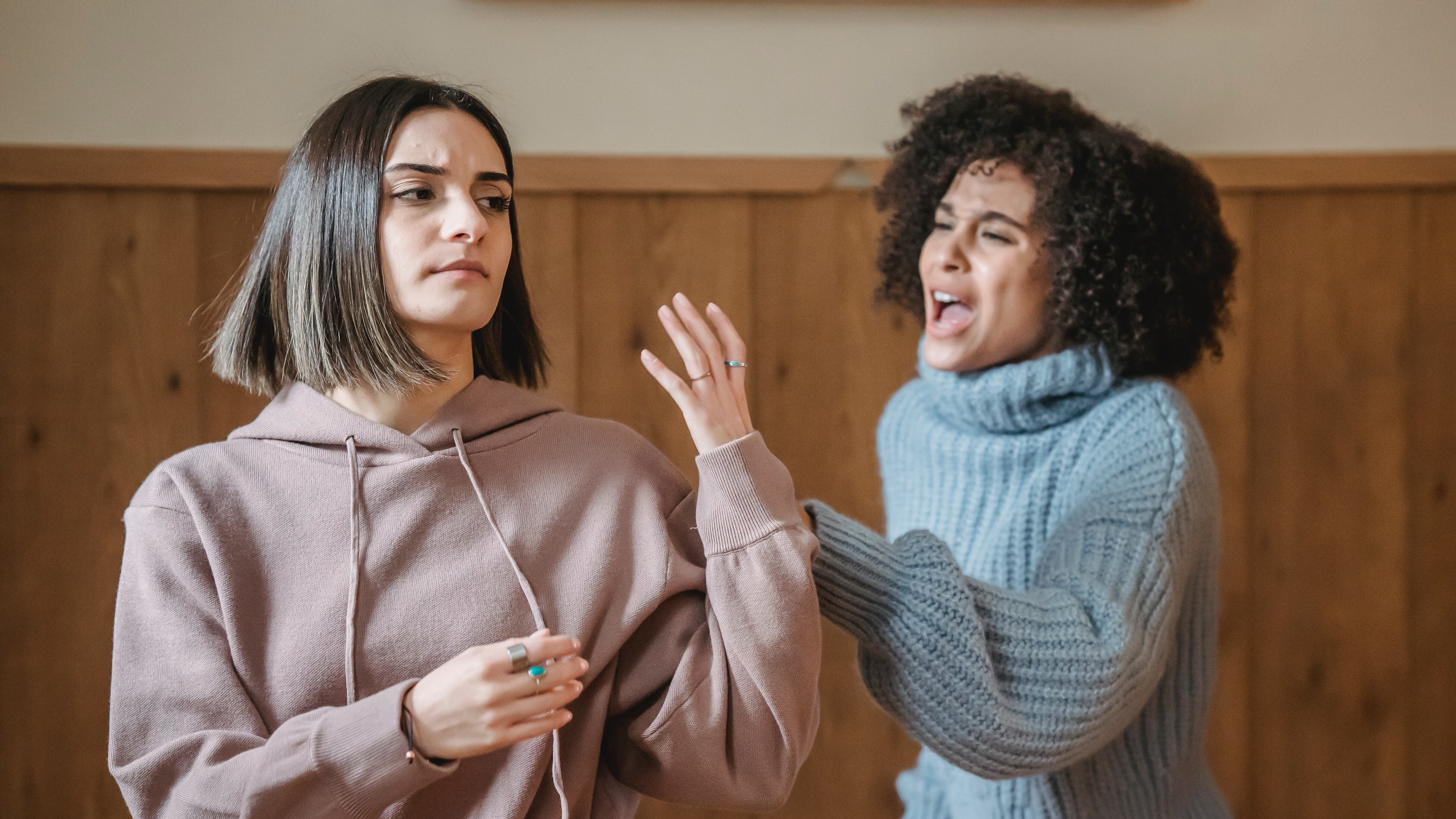 Duas mulheres discutindo