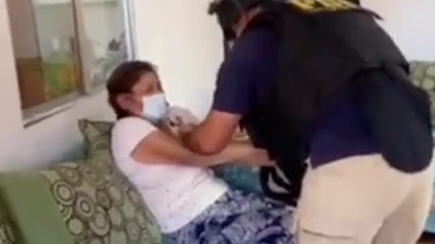 Idosa de 78 anos entra em estado de choque após polícia invadir residência equivocada