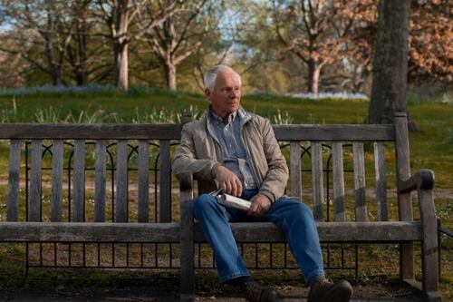 Idoso cai em golpe após flertar com mulher em praça e perde R$ 1.850