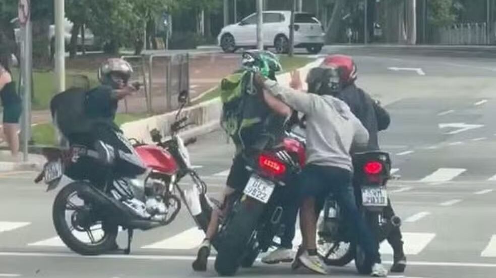 Homem foi abordado por três ladrões