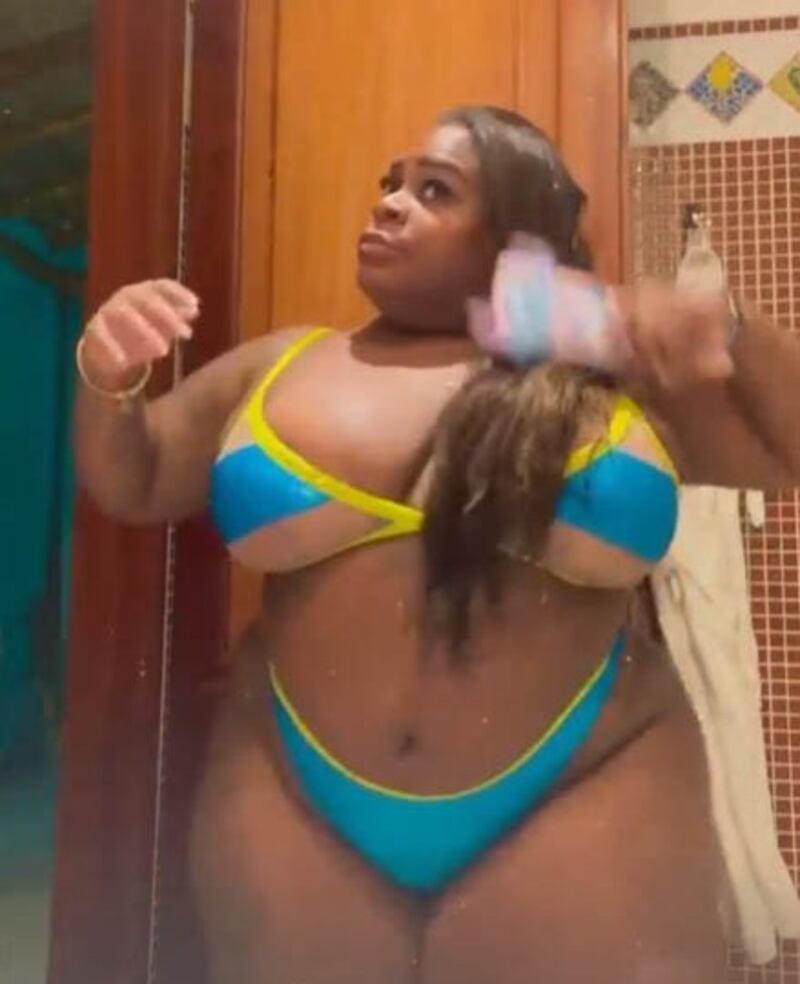 Jojo Todynho dança e se arruma de fio-dental