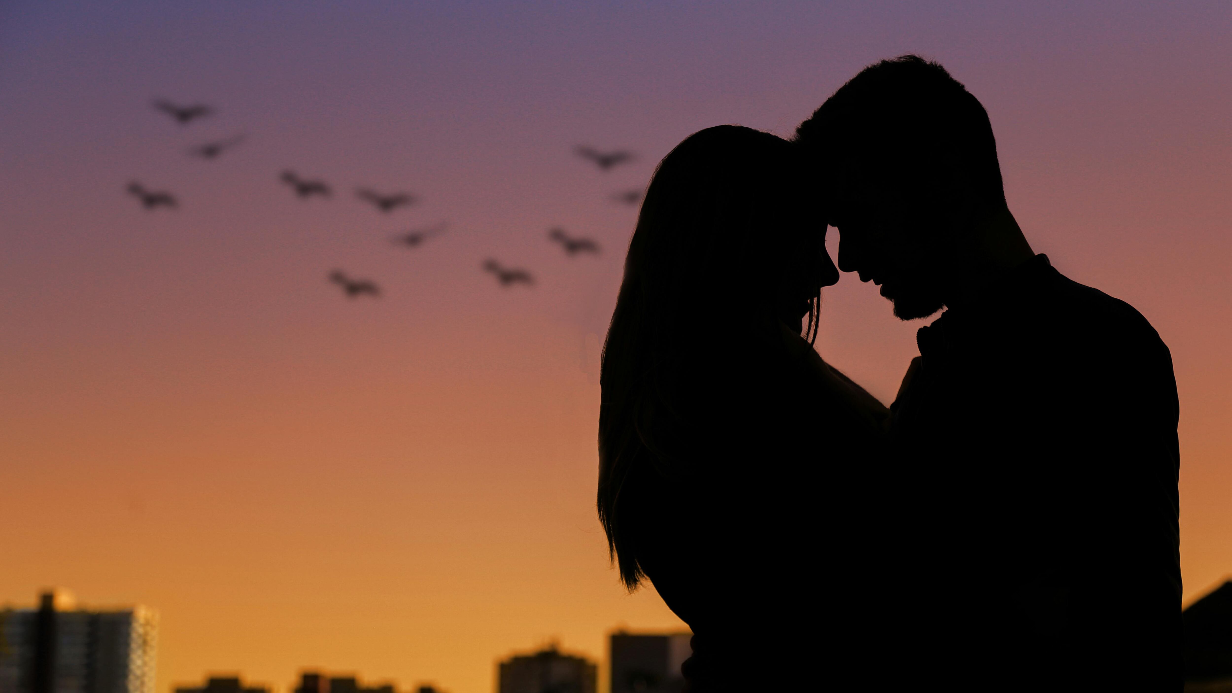 Os signos que prometem ter um golpe de sorte no amor e melhorar o relacionamento nessa sexta-feira