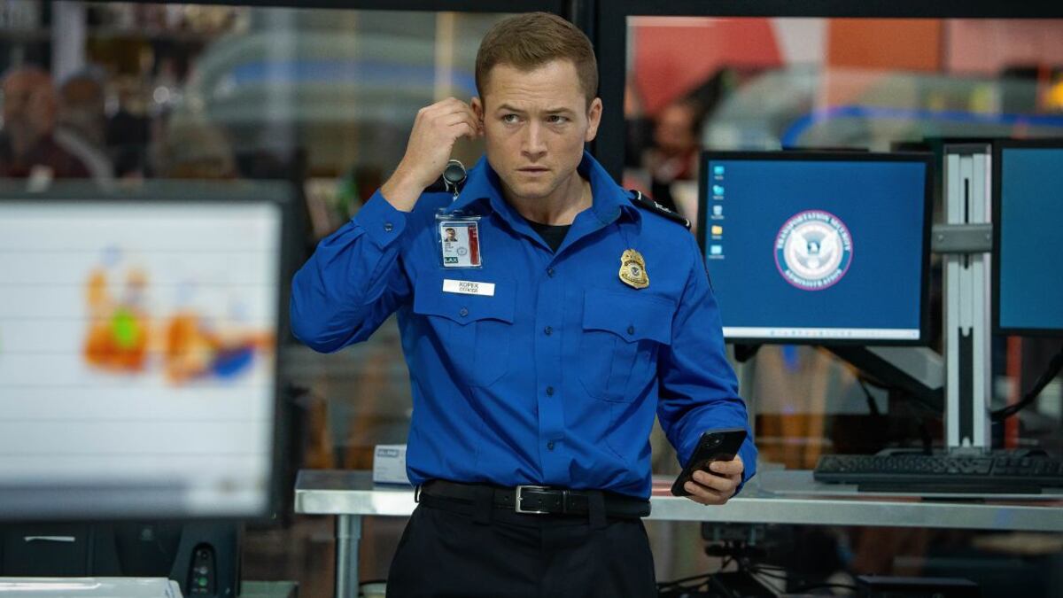 Taron Egerton como Ethan Kopek en Carry-On