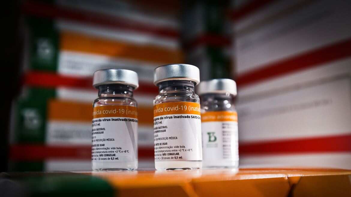 Proteção da CoronaVac pode ser menor em pessoas com HIV, diz estudo