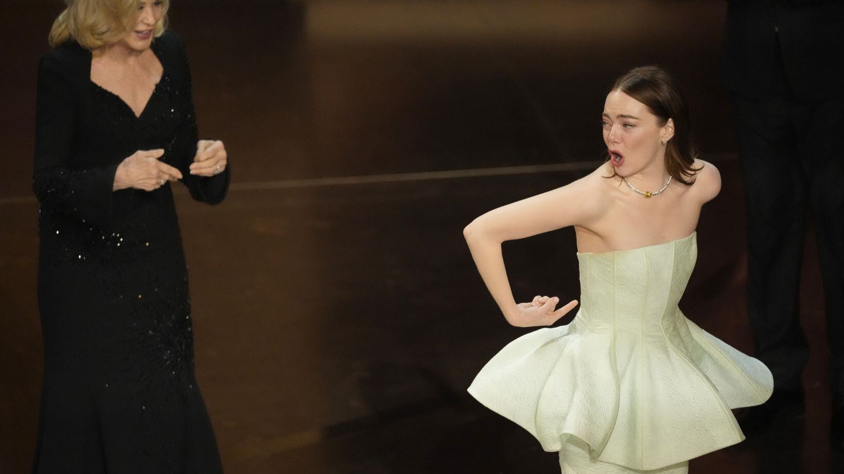 OSCAR 2024: Emma Stone recebeu o prêmio de Melhor Atriz com o vestido rasgado