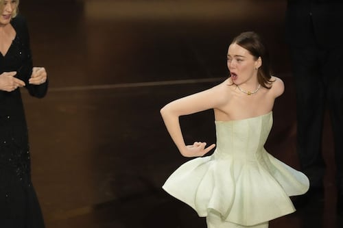 OSCAR 2024: Emma Stone recebeu o prêmio de Melhor Atriz com o vestido rasgado