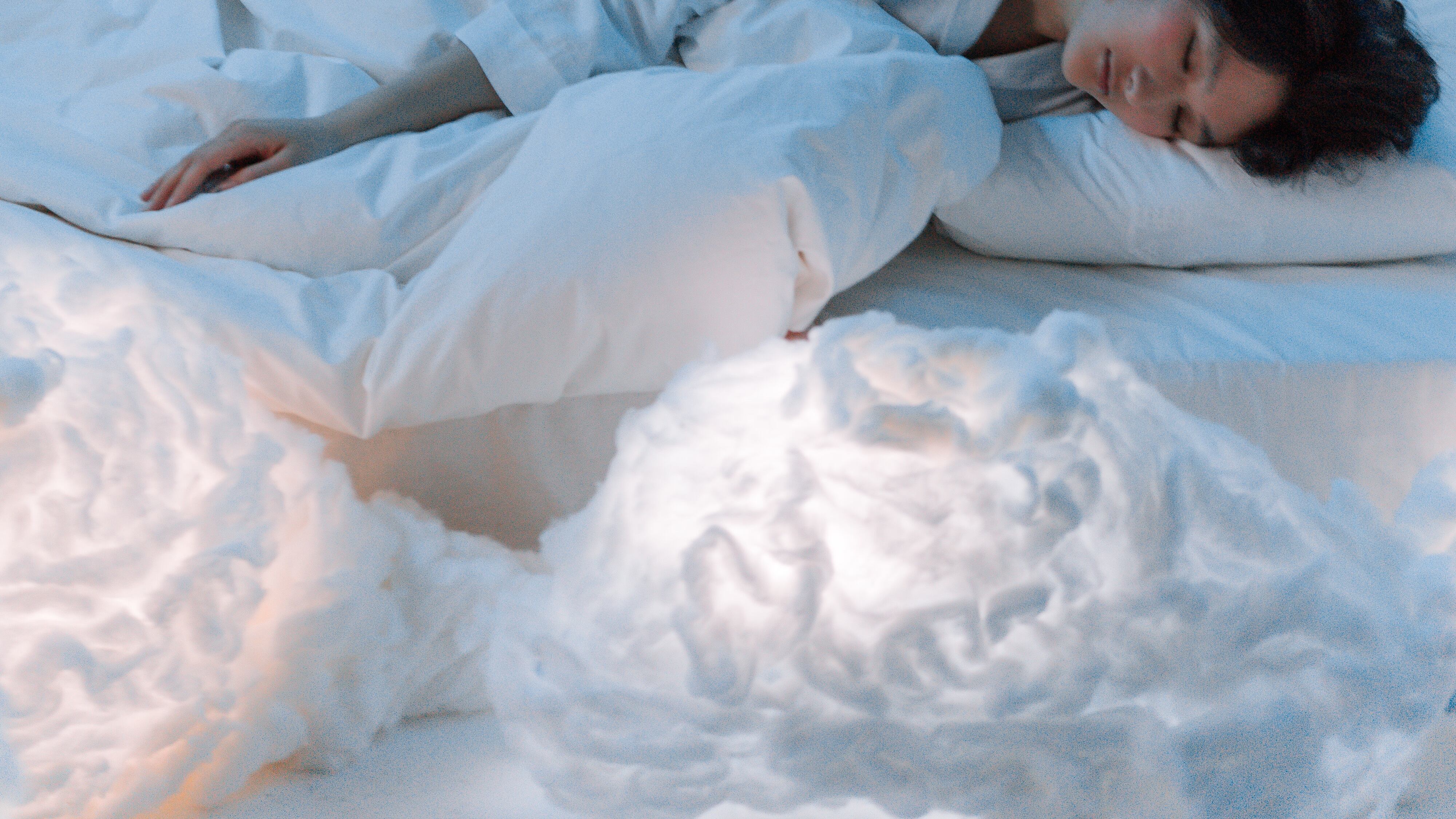 Mulher deitada em meio às nuvens